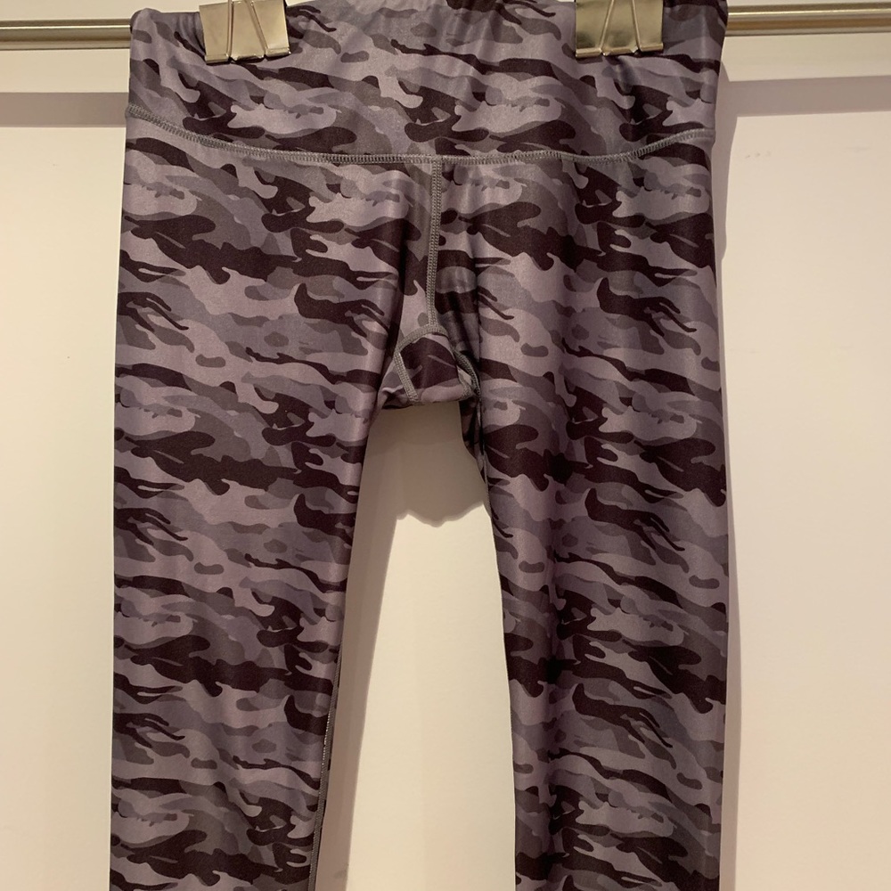 Orangetheory capri camo leggings. Size small. Back pocket